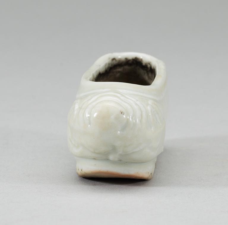 A blanc de chine figure of a shoe, Qing dynastin, Kangxi (1662-1722).