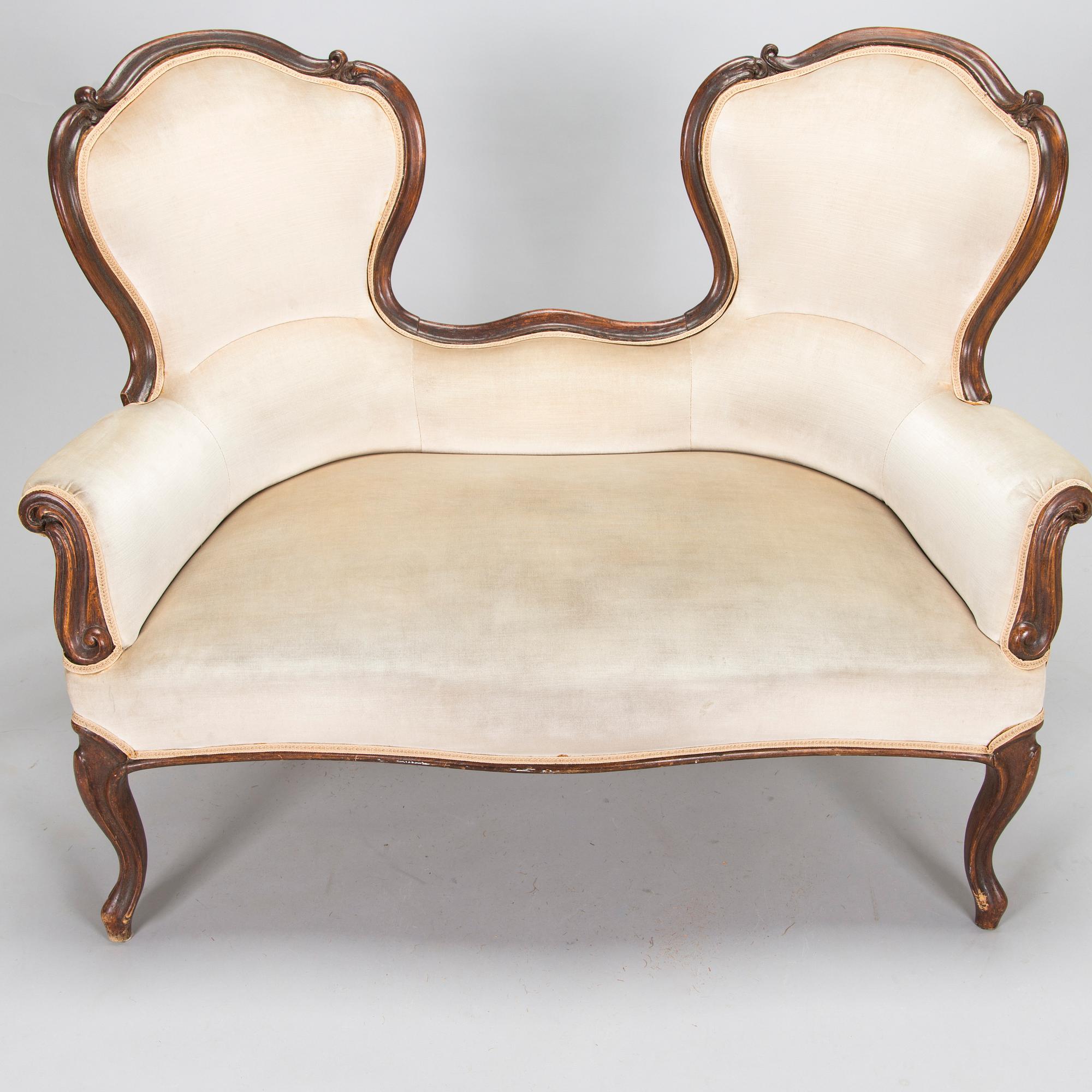 Soffa, s k fästmanssoffa, nyrokokostil, 1800-talets slut.