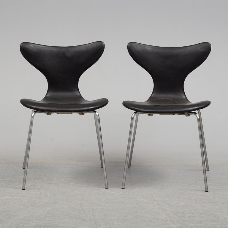 ARNE JACOBSEN, stolar, 2 st, "Liljan/Måsen", Fritz Hansen.