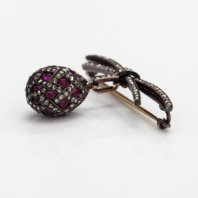 A 14K gold and silver brooch with rose-cut diamonds and rubies. 1930s-40s.