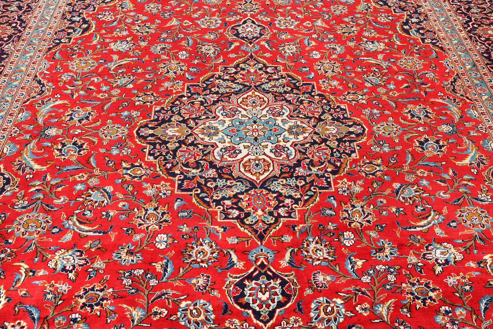 A Kashan carpet, c. 403 x 292 cm.