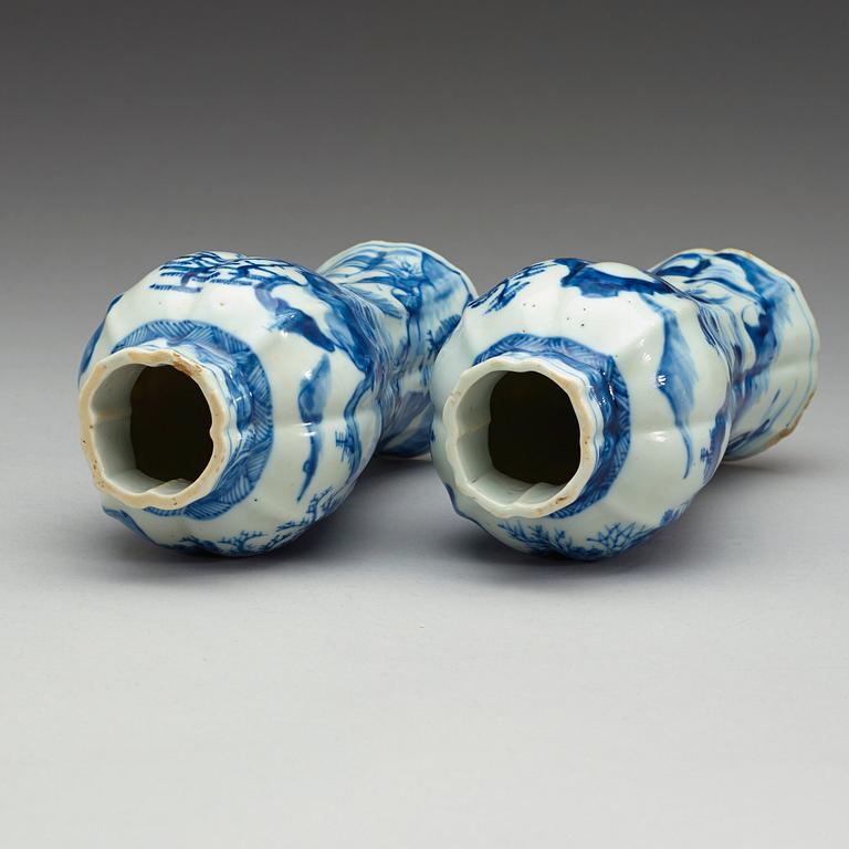 A matched pair of blue and white vases, Qing dynasty, Kangxi (1662-1722).