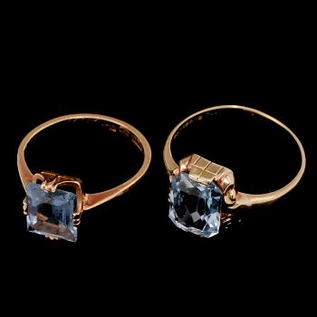 RINGAR 2 st, 18k och 20k guld med fasettslipade syntetiska spineller, 1882 resp 1900-tal. Vikt 6 g.