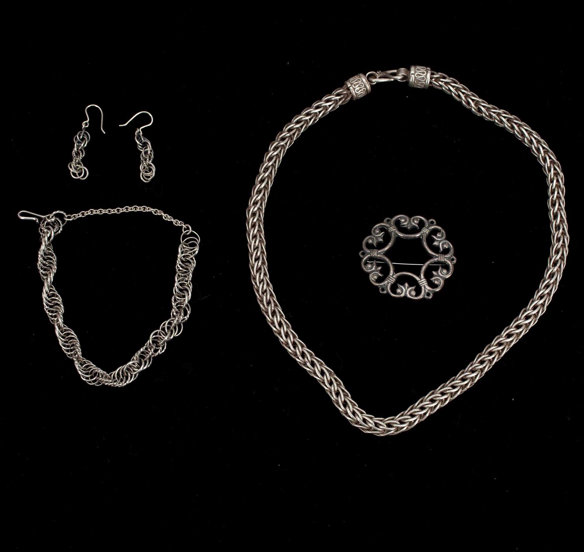 SMYCKEN, 8 st, silver, Kalevala Koru samt HALSSMYCKE, österländst silver och BROSCH, Finland. 1900-tal.