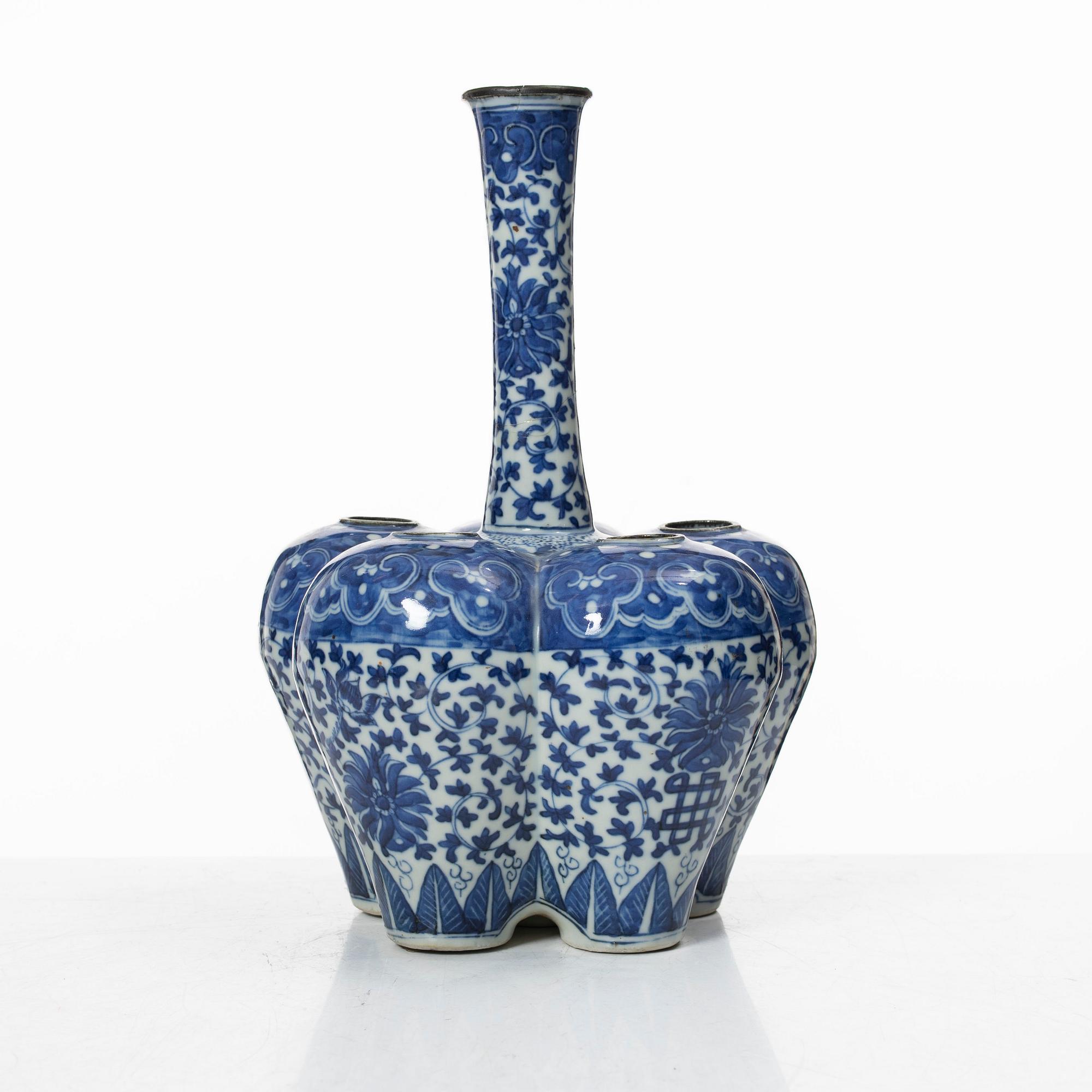 A blue and white tulip vase, Qing dynasty, circa 1900.