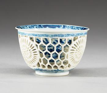 A blue and white cup, Qing dynasty, Kangxi (1662-1722).