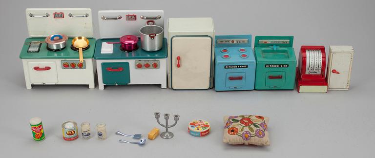 LEIKKIKALUJA, peltiä, 7 kpl, ym. tarvikkeita. 1950-60-tal.