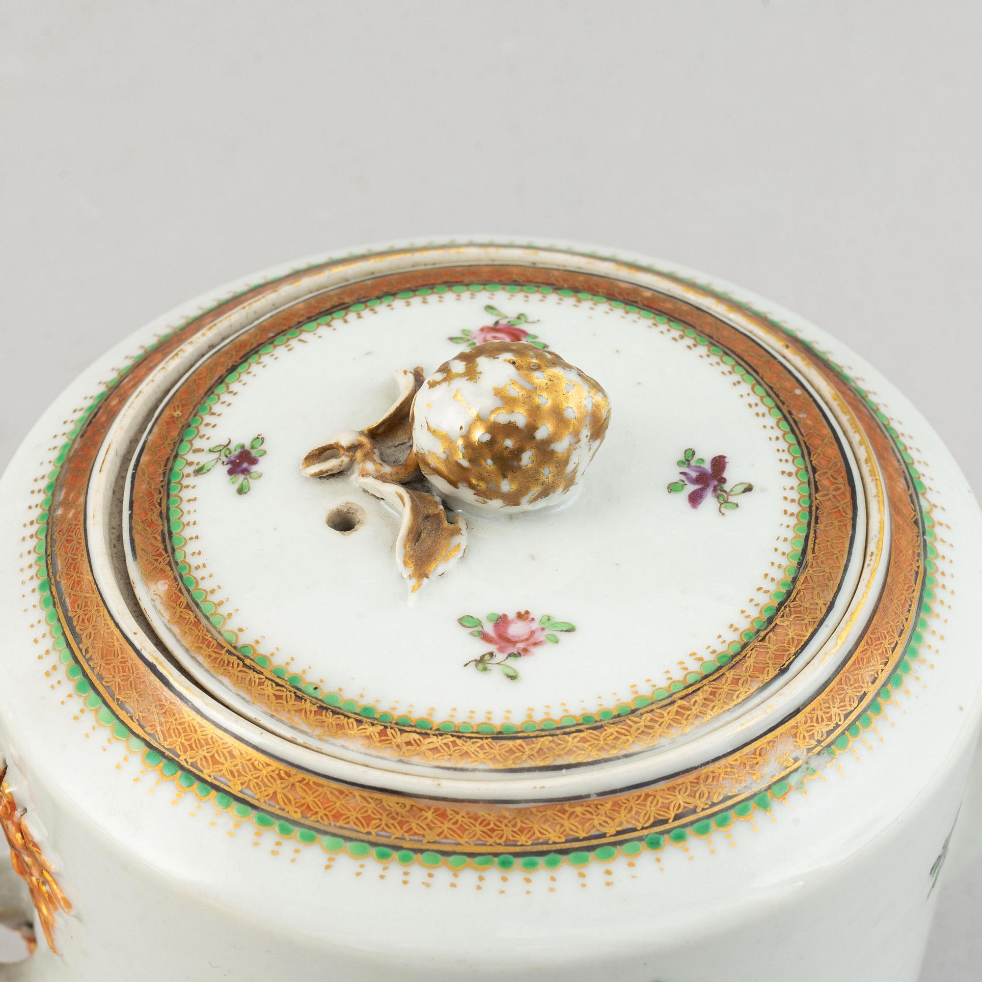 Tekanna med lock, kompaniporslin. Qingdynastin, Jiaqing (1796-1820).