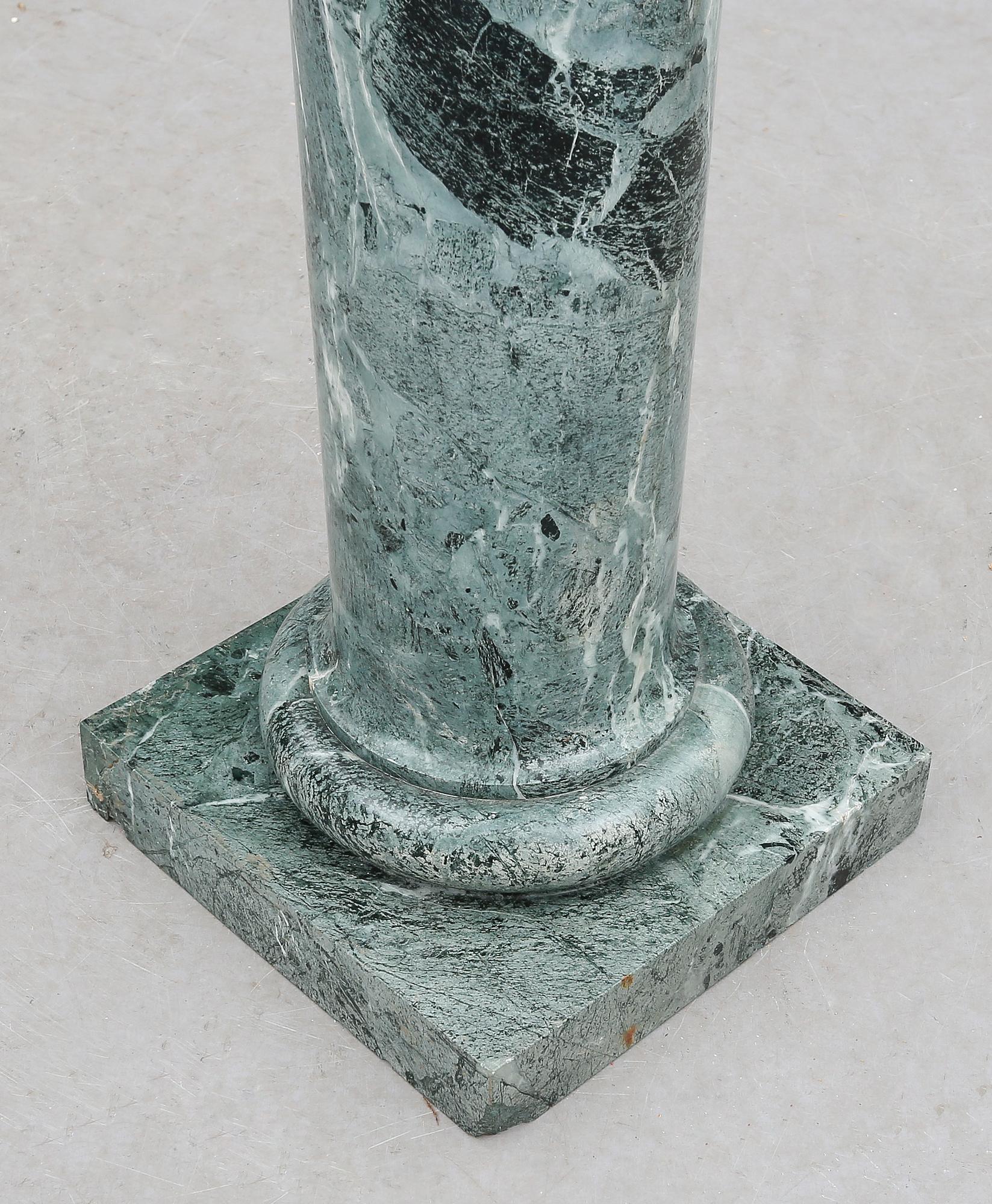 PIEDESTAL MED URNA, 1900-tal.
