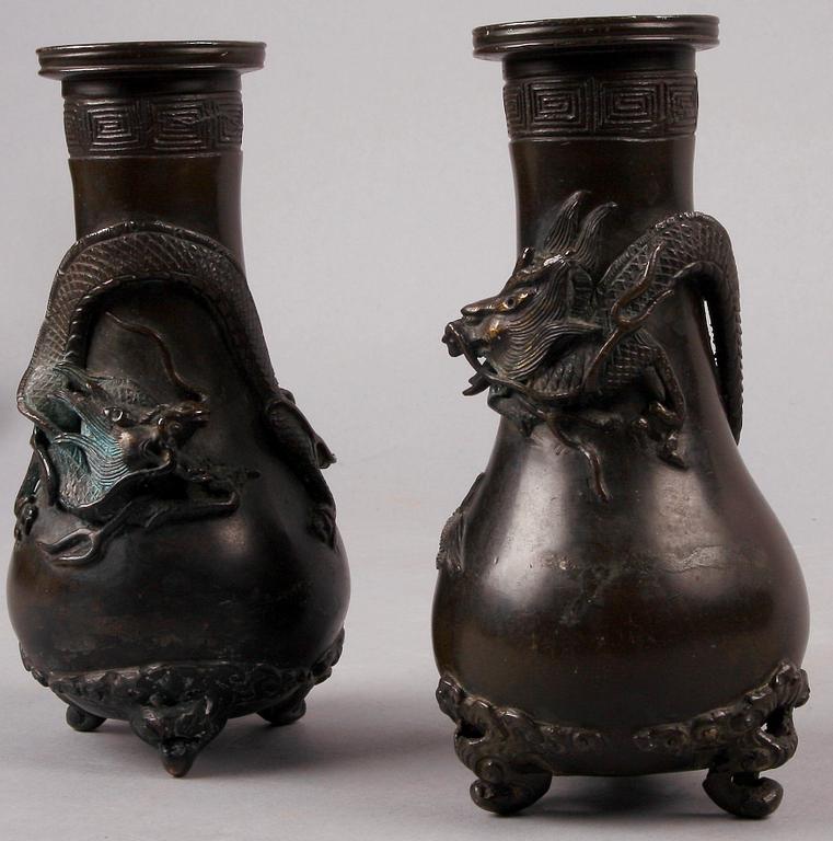 VASER, ett par, brons. Kina, 1900-talets första hälft.