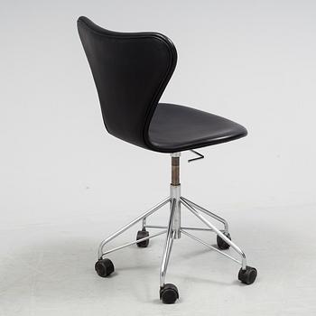 ARNE JACOBSEN, "Sjuan". Modell 3117.  Fritz Hansen, Danmark. 1900-talets andra hälft.