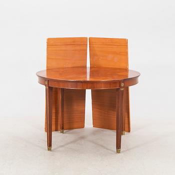 A mid 1900s Gustavian style mahogany dining table.