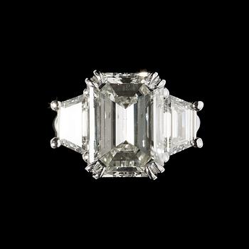939. An emerald cut diamond, 3.01 cts.