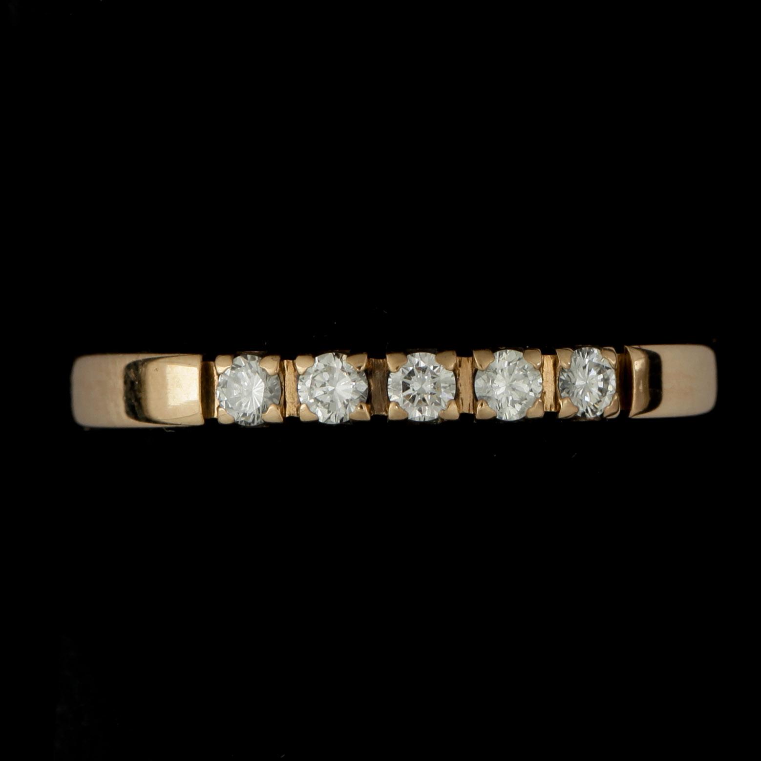 RING, alliansring, 14k guld med 5 små briljantslipade diamanter, tot ca 0,19 ct. Vikt ca 2,6 gram.