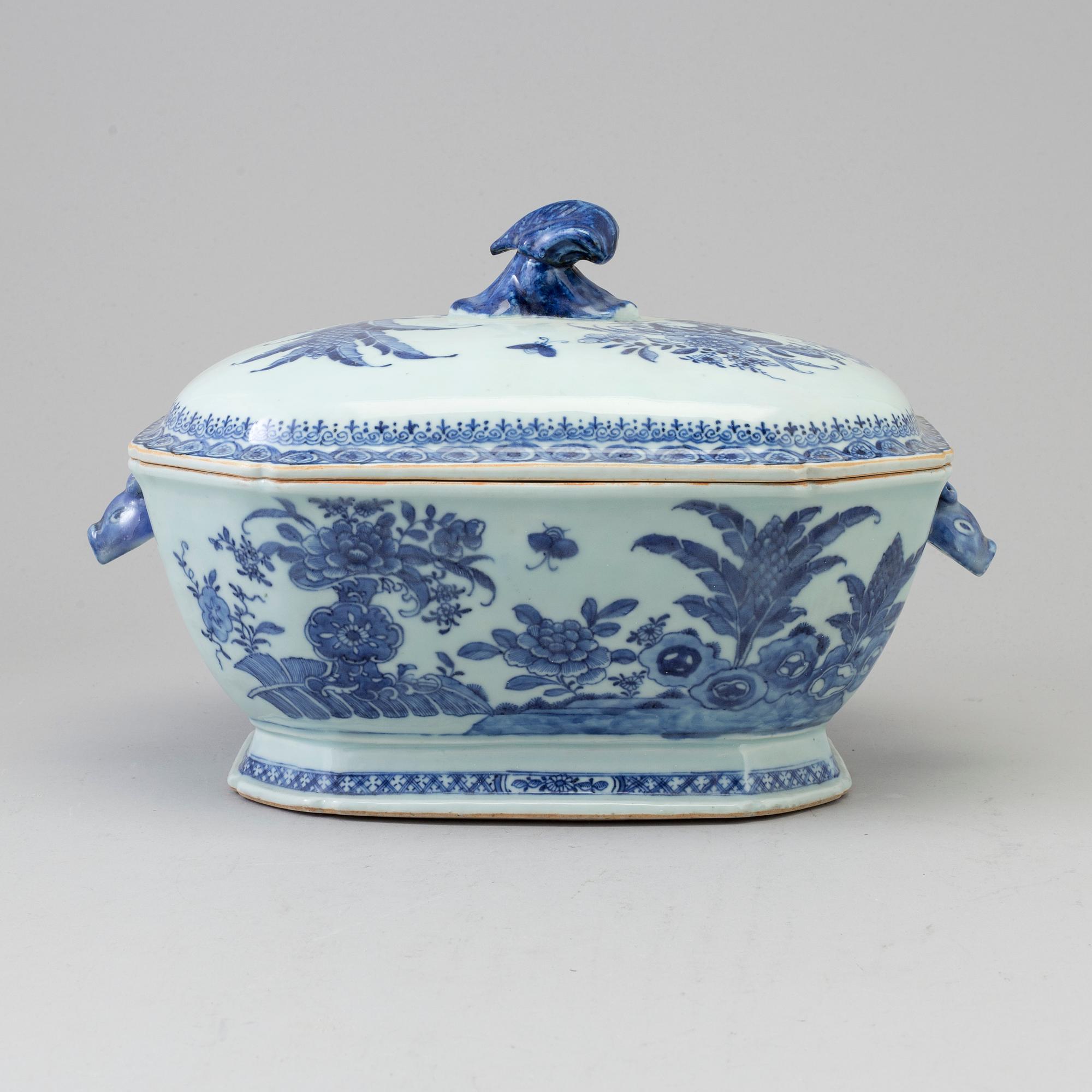 A blue and white tureen with cover, QIng dynasty, Qianlong (1736-95).