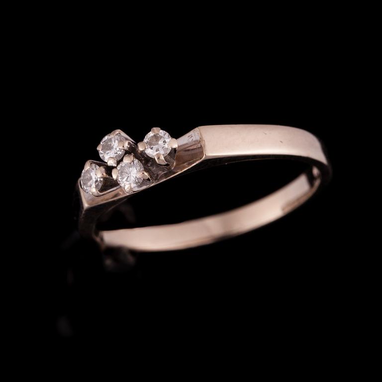 RING, vitguld 18K, 4 små diamanter, enligt gravyr 0,1 ct. Åbo 1977. Vikt 2,7 g.