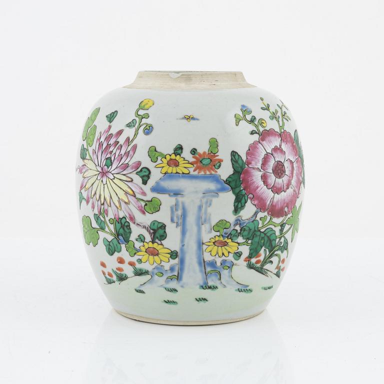 Bojan/urna, porslin. Qingdynastin, 1800-tal.