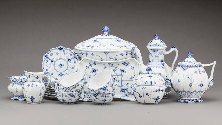 KAFFE- och TESERVIS, 15 delar, porslin, "Musselmalet", Royal Copenhagen, Danmark.