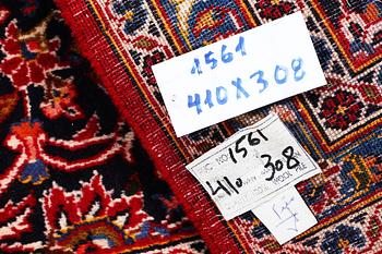 A carpet, Kashan, ca 410 x 308 cm.