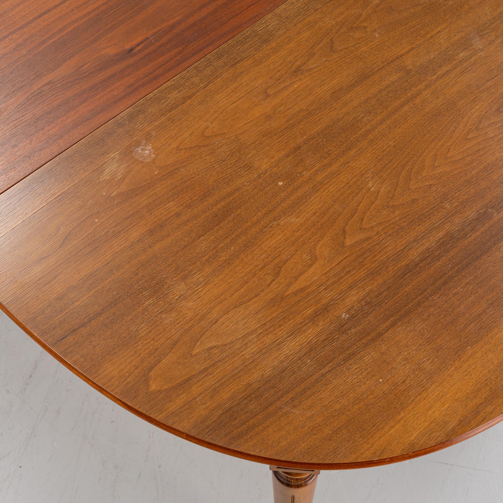 A Gustavian style dining table with two armchairs and four chairs, late 20th century.