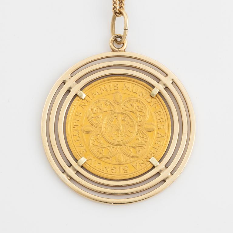 Hängsmycke, medaljong guld med Maria Theresia, med kedja.