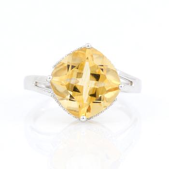 RING, 14K vitguld med citrin ca 4,70 ct och små diamanter tot ca 0,24 ct. Vikt 3,7 g.