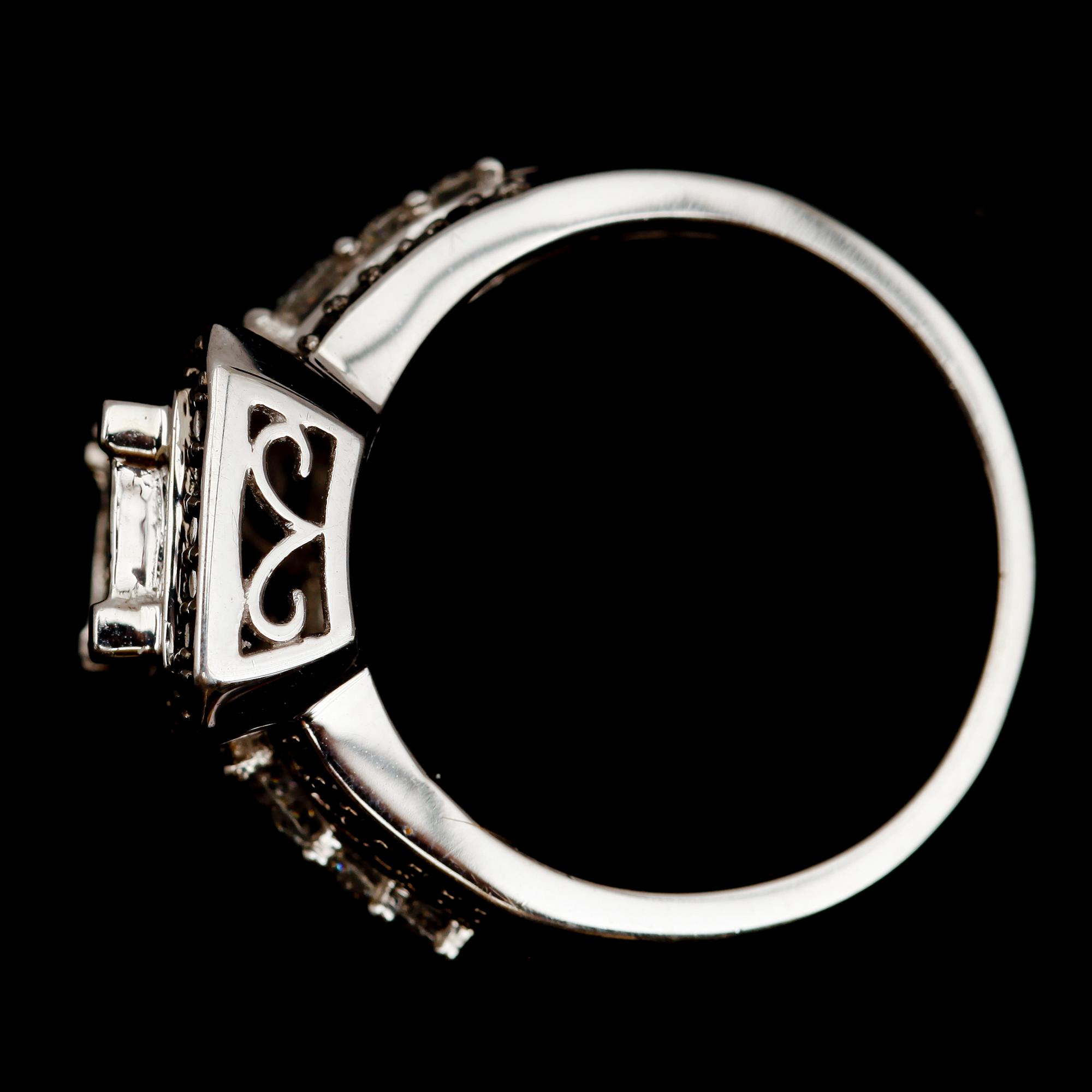 RING, 14 k vitguld, briljant och princesslipade diamanter, total ca 1,0 ct.