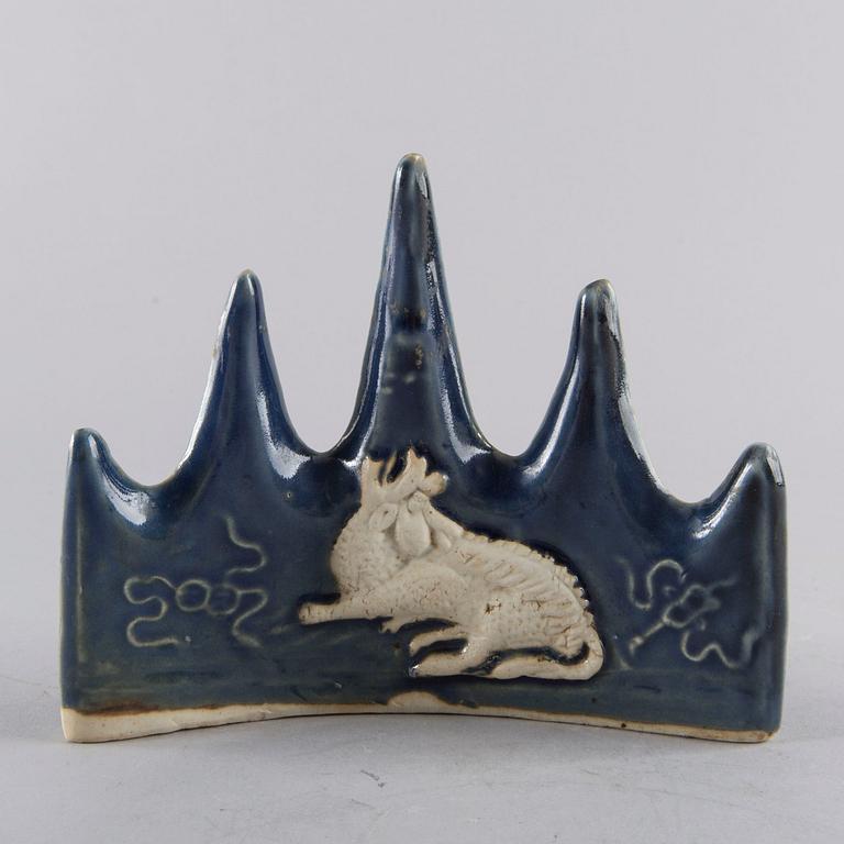 A 19th century chinese porcelain brush stands.