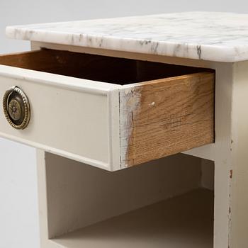 Sängbord, ett par, gustaviansk stil, tidigt 1900-tal.