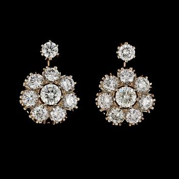 308. A pair of brilliant cut diamond earrings, tot. app. 3.20 cts.
