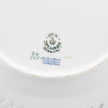 FAT, porslin, 2 st, "Flora Danica", Royal Copenhagen.