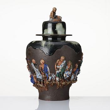 A large Japanese Sumidagawa jar with cover, Meiji period (1868-1912).