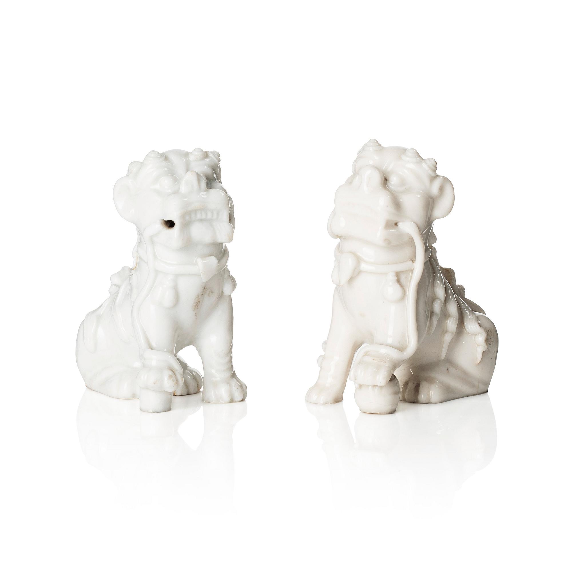 Fohundar, ett par, blanc de chine. Kina, Qingdynastin, Kangxi (1662-1722).
