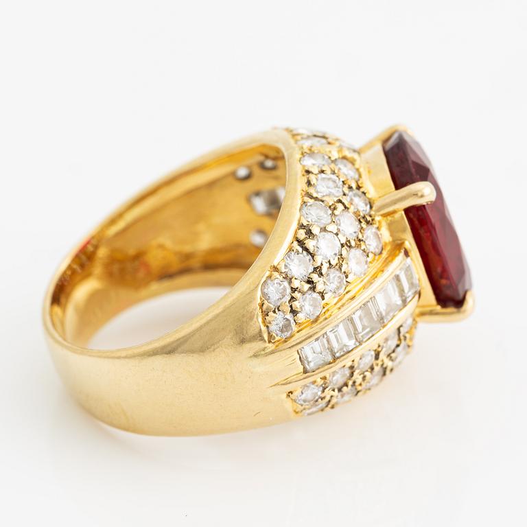 Ring in 18K gold with a faceted ruby and round brilliant- and baguette-cut diamonds.
