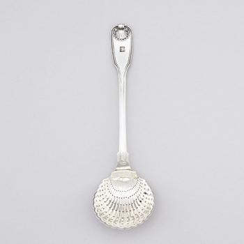 Johan Schvart, sockerskål med lock, silver, Karlskrona 1791. Strösked, silver. Gustaf Möllenborg, Stockholm 1892.