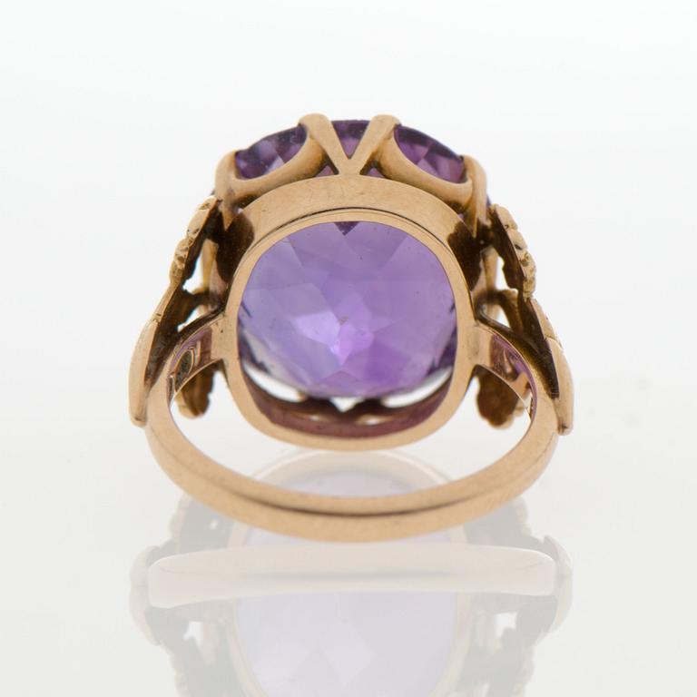 A RING, facetted amethyst, 14K gold. A. Suni, Helsinki Finland 1945.