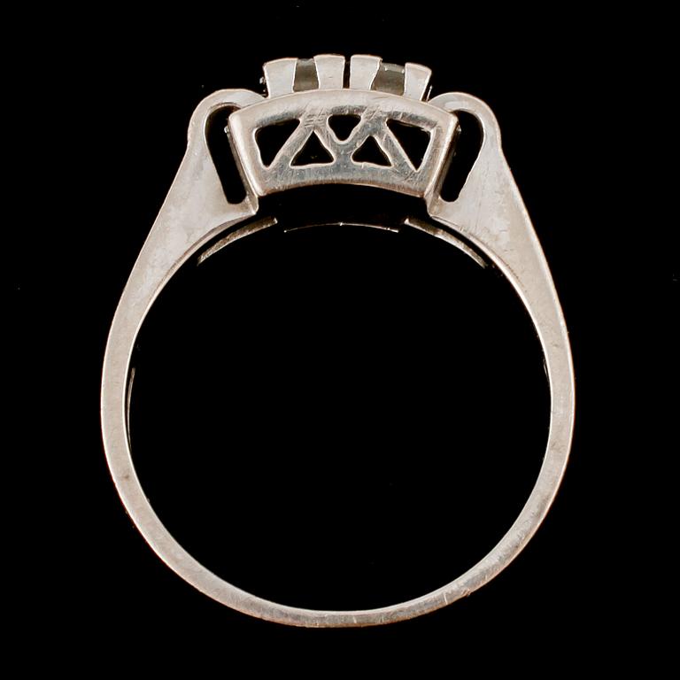 RING, 18k vitguld, 2 briljant och 12 åttkantslipade diamanter, tot 0.27 ct, Gustav Dahlgren & Co, Malmö, 1977. Vikt 6 g.