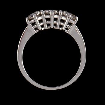 RING, 18k vitguld med briljantslipade diamanter, 1.48 ct, Milano, Italien. Vikt 6,4 g.