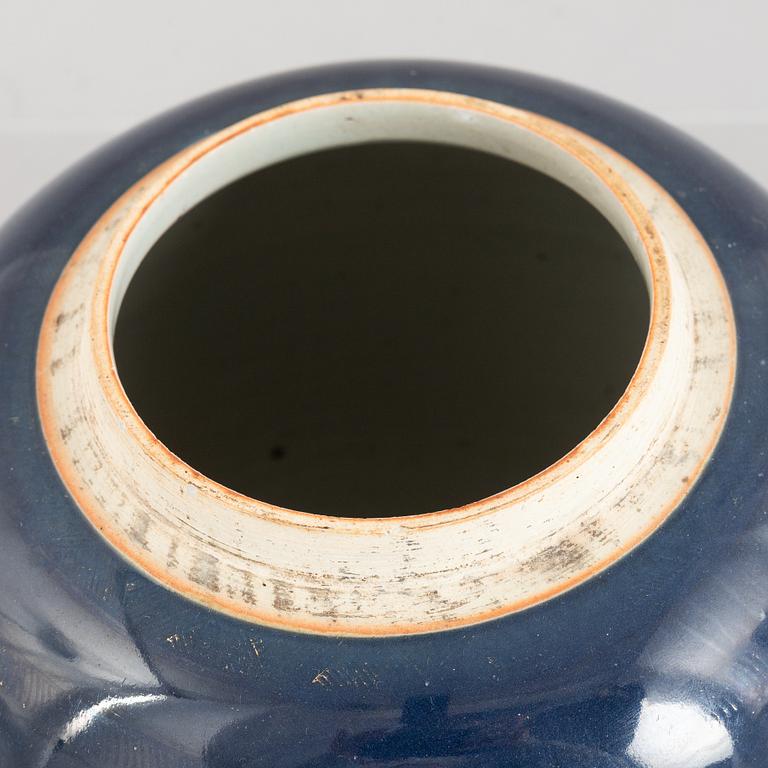 A powder blue pot, Qing dynasty, 18th century.