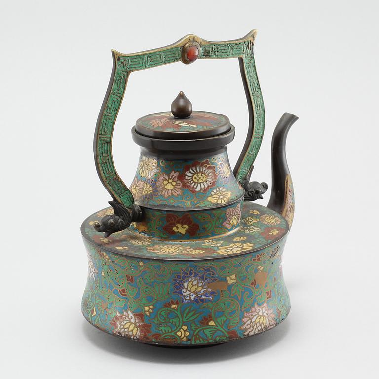A Japanese cloisonné pot, circa 1900.