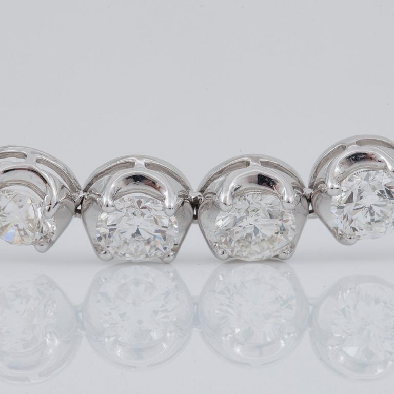 COLLIER samt ÖRHÄNGEN med briljantslipade diamanter i rivièremodell. Kvalitet ca G-H/SI.