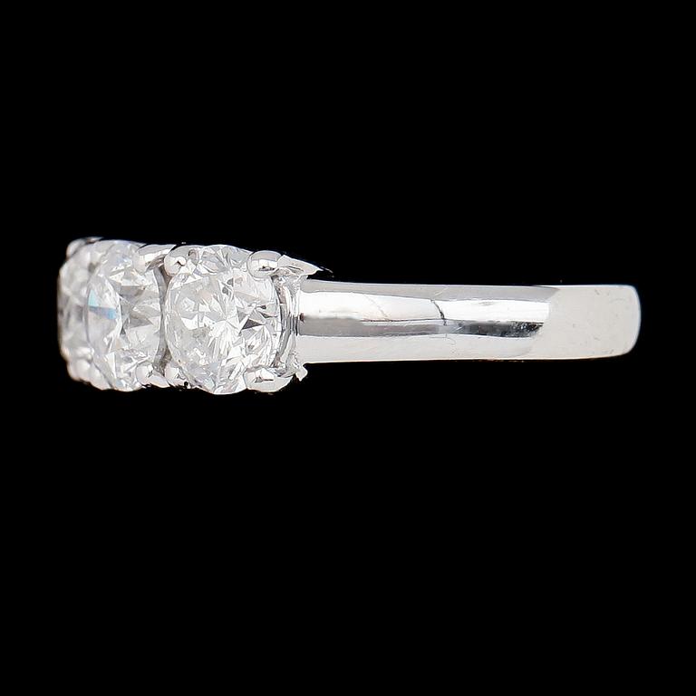 RING, 18K vitguld, tre briljantslipade diamanter tot ca 3.03 ct.