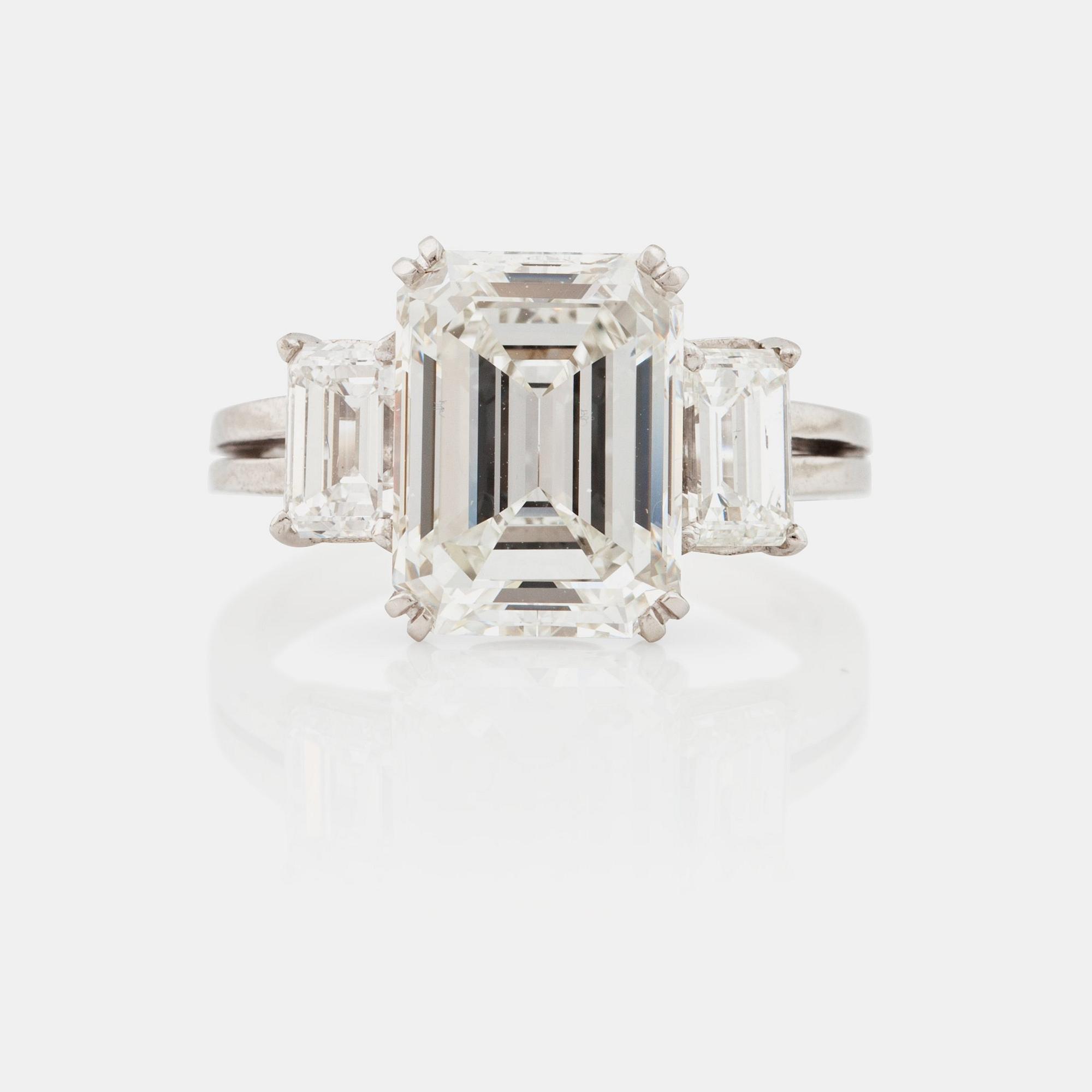 A 5.37 ct emerald cut diamond ring. Quality H/VVS2 according to certificate from GIA.