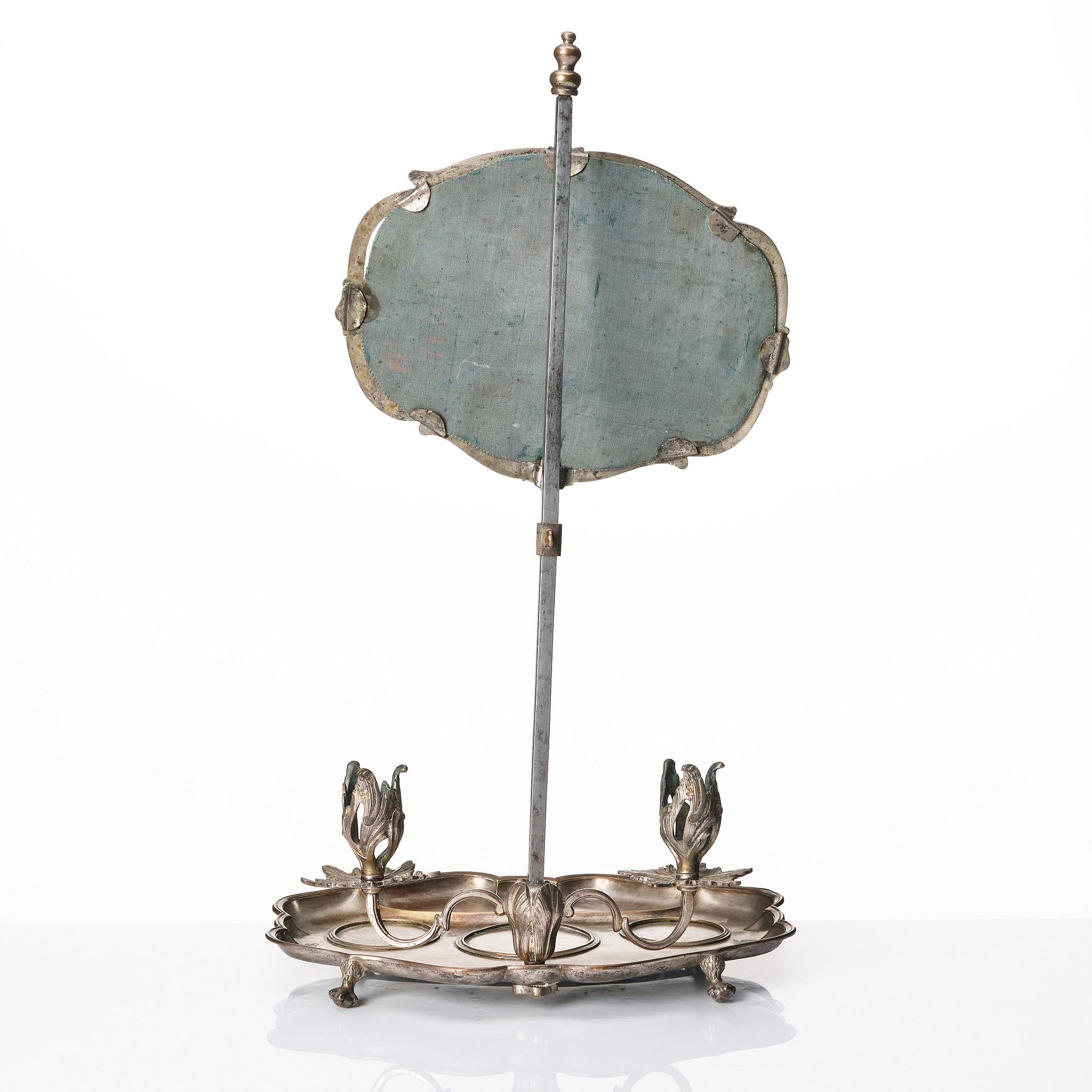 Kungligt skrivställ, för två ljus, argent haché, av Anders Högberg, Stockholm (stämplade 1768). Rokoko.