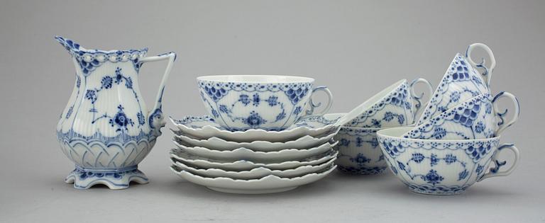 SERVISDELAR 12 st, porslin. "Musselmalet", Royal Copenhagen.