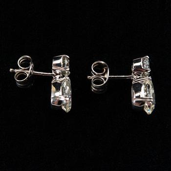 ÖRHÄNGEN, droppslipade diamanter ca 2.40 ct. J-M /Si1-I2, briljantslipade diamanter ca 0.40 ct. H/si.