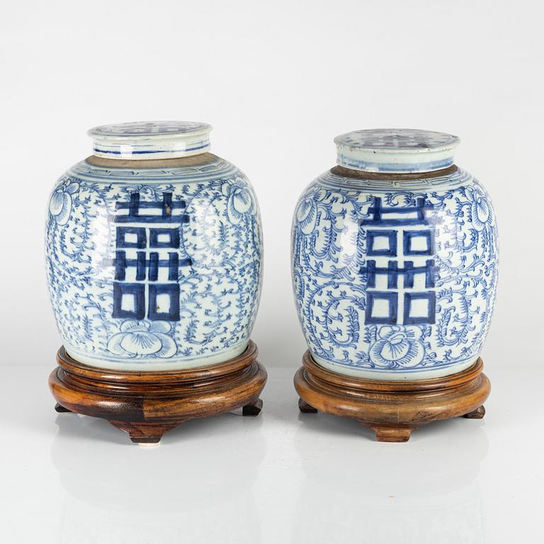 A pair of large blue and white jars iwth covers, late Qing dynasty, 19th Century.