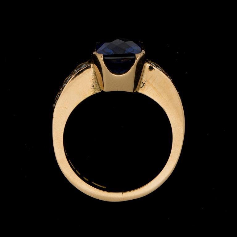 RING, 18 k guld med safir ca 5,50 ct samt 6 briljantslipade diamanter ca 0,90 ct. Vikt ca 14 g.