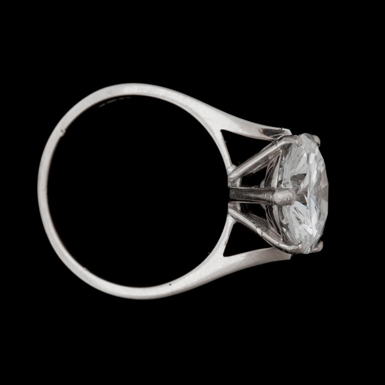 A brilliant cut diamond ring, 4.52 cts.