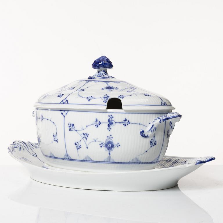 Royal Copenhagen, terrin med lock och fat, "Musselmalet", Danmark, 1889-1922.